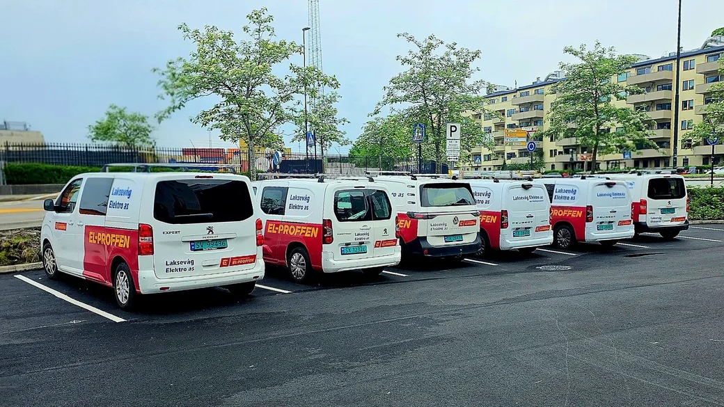 Servicebiler fra Laksevåg Elektro AS på rad