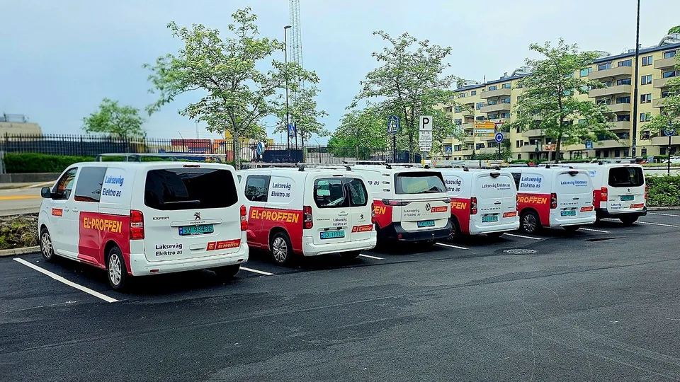 Servicebiler fra Laksevåg Elektro AS på rad