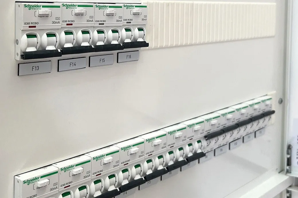 Rehabilitert sikringsskap med nye jordfeilautomater fra Schneider Electric