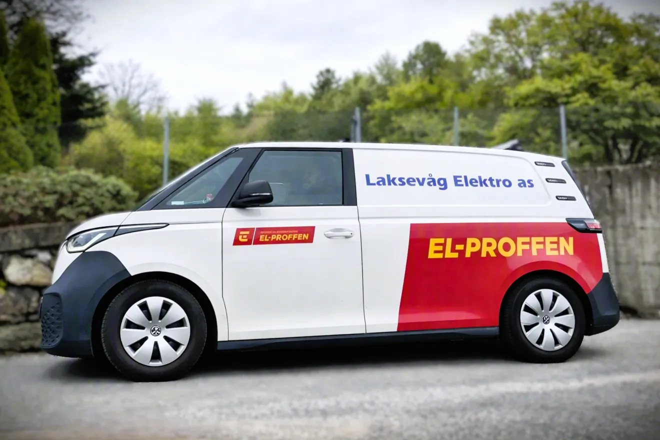 Servicebil fra Laksevåg Elektro AS med El-Proffen-dekor