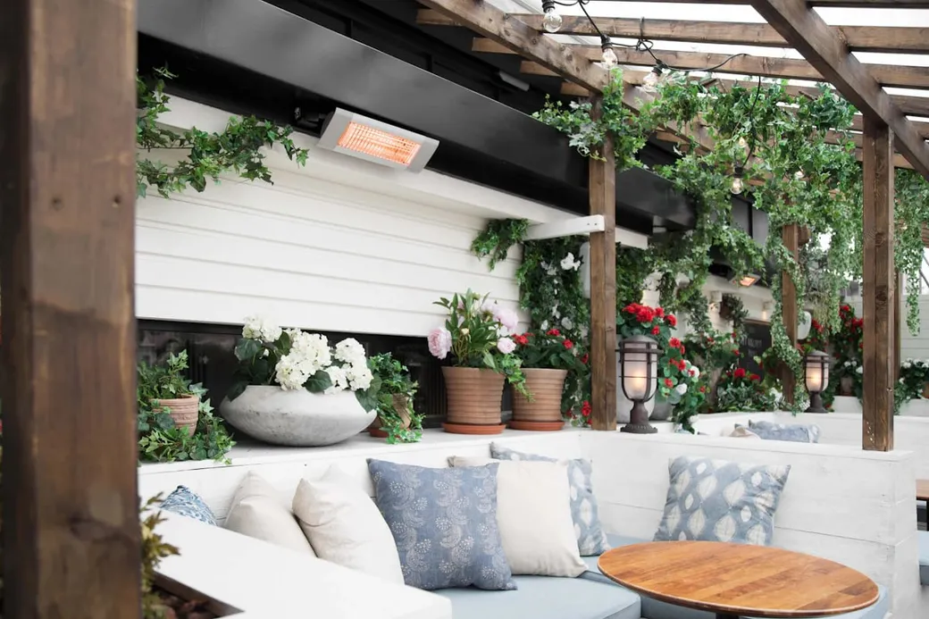 Frico terrassevarmer montert over en uteplass med sofa