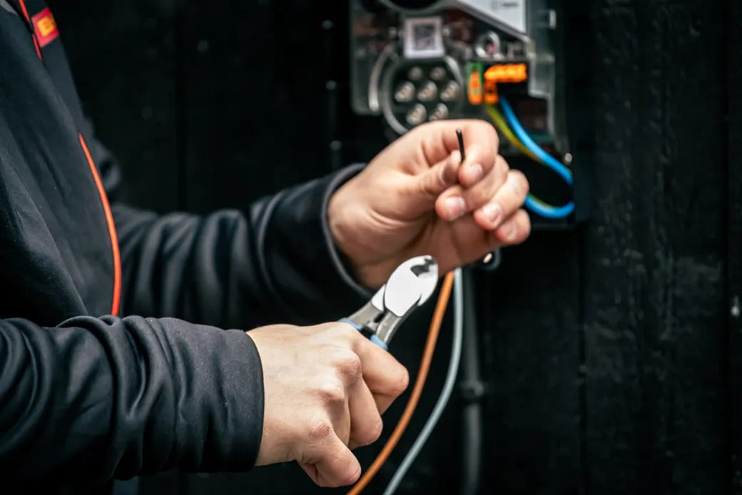 Elektriker kobler til ledningene
